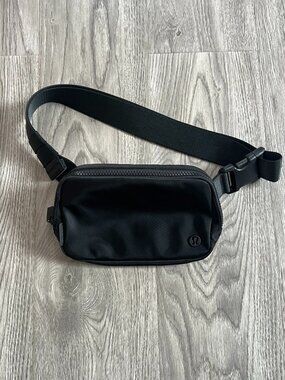 Lululemon Everywhere Black Belt Bag